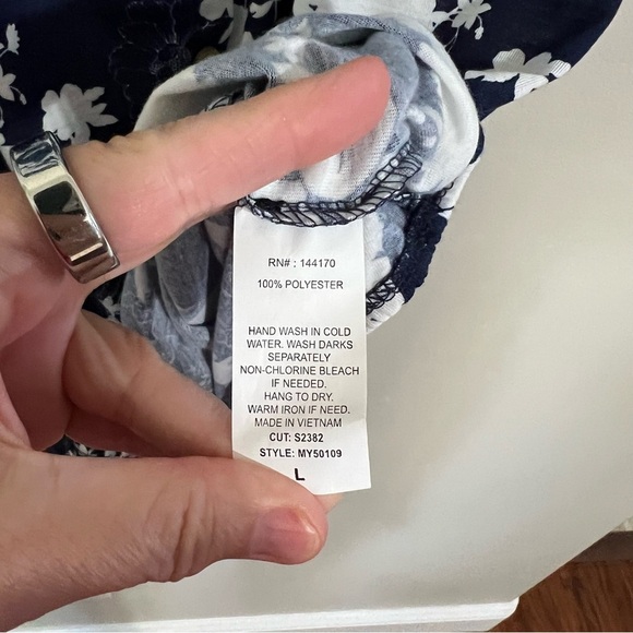Modern Attraction Navy Blue White Floral Short Sleeve Button Up Top size large - Picture 6 of 7